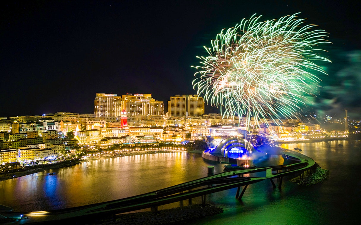 Fireworks over Hon Thom's Kiss of the Sea show in Phu Quoc at night.