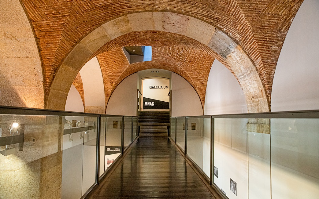 Entrance to Galeria UM at the National Museum of Contemporary Art, featuring arched brick ceiling.