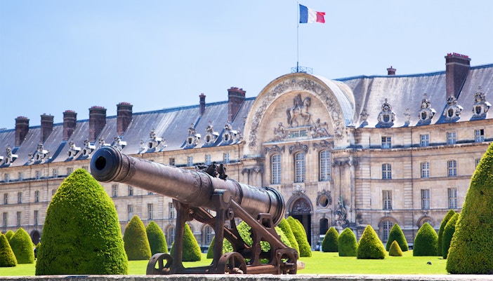 Paris Army Museum is during the shoulder seasons