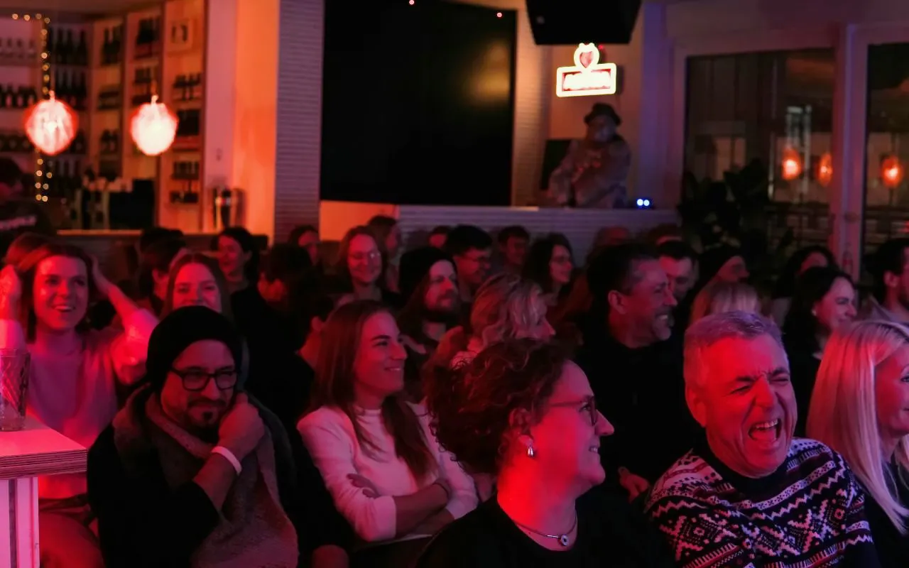 Audience laughing at Hamburg St. Pauli stand-up comedy show.