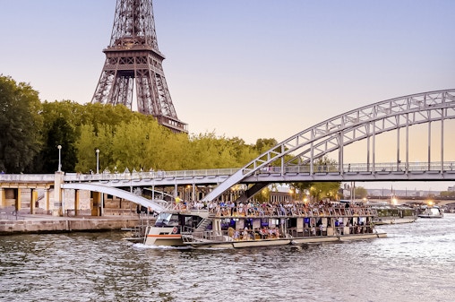 Seine River 1-Hour Sightseeing Cruise from the Eiffel Tower