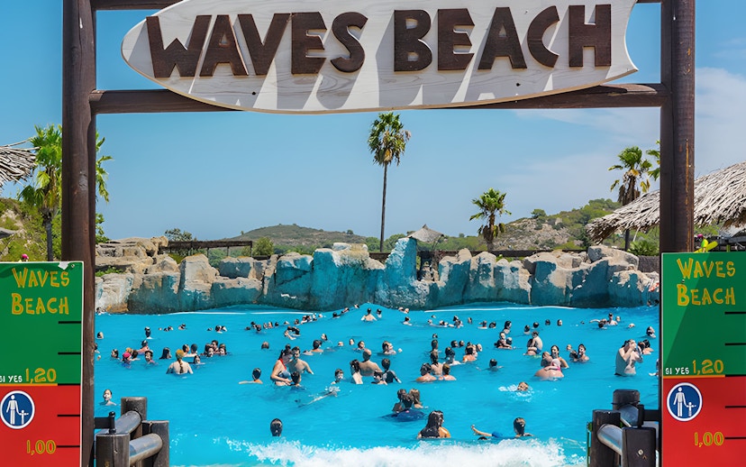 Visitors enjoying the wave pool at Waves Beach in Aquopolis Cullera.