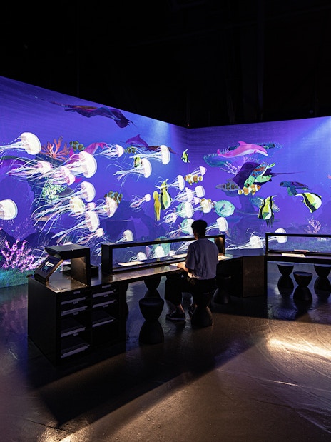 Live sketch exhibit at ARTE Museum Dubai featuring vibrant underwater scene.