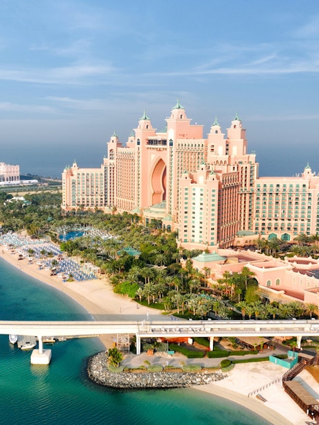 Hot air balloon over Atlantis The Palm, Dubai, with beach and resort view.