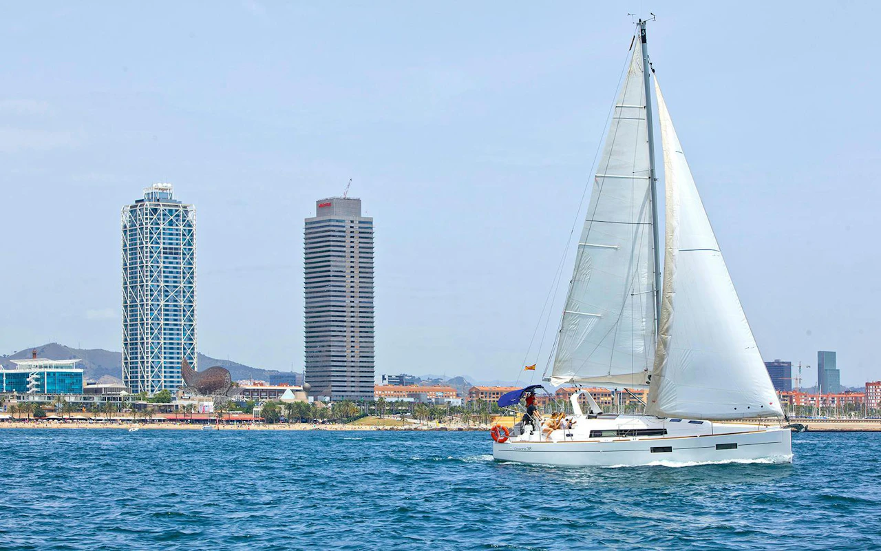 2-stündige Segeltour in Barcelona mit offener Bar und Snacks