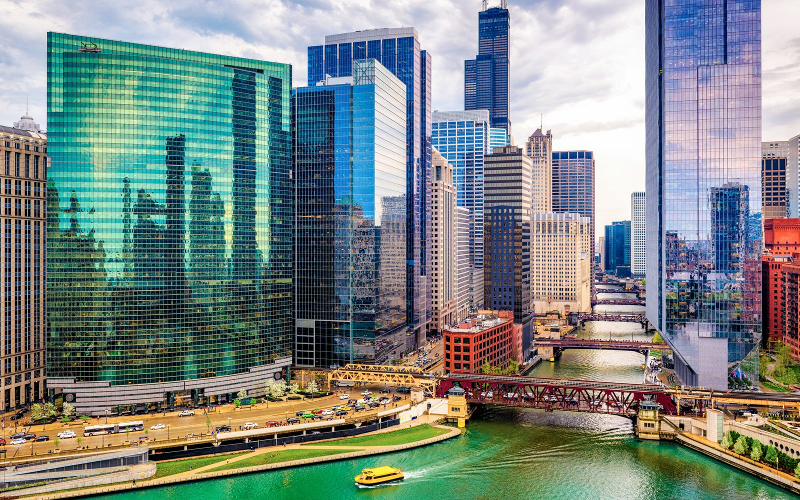 Chicago skyline with Willis Tower and Lake Michigan in the background, Illinois, USA.