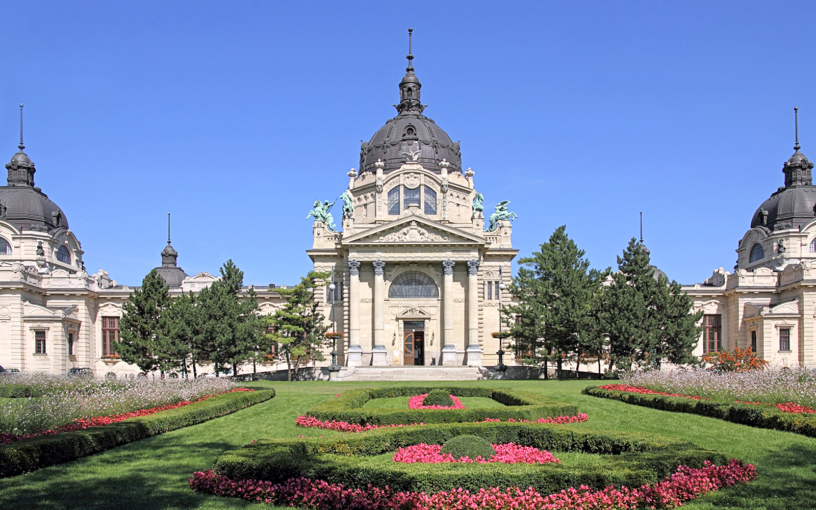 Széchenyi Spa exterior with ornate architecture and landscaped gardens in Budapest.