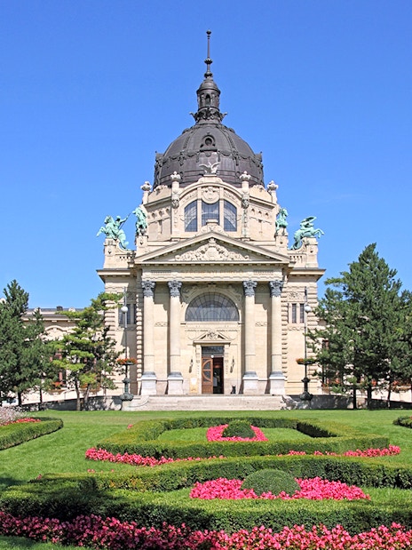 Széchenyi Spa exterior with ornate architecture and landscaped gardens in Budapest.