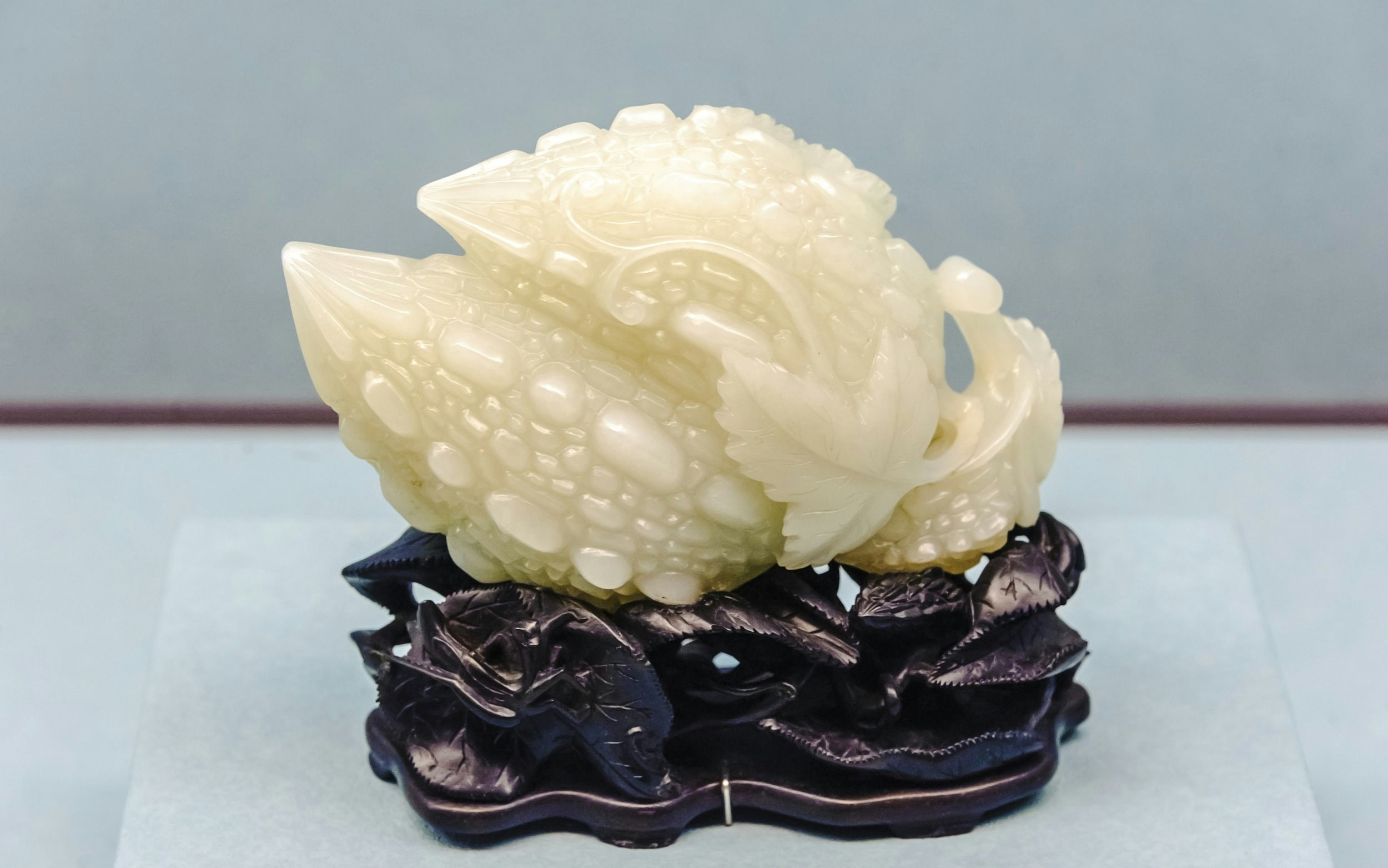 White jade cabbage carving displayed in Taiwan Palace Museum.