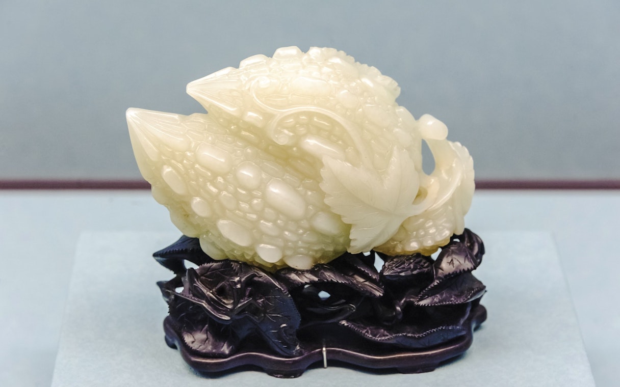 White jade cabbage carving displayed in Taiwan Palace Museum.