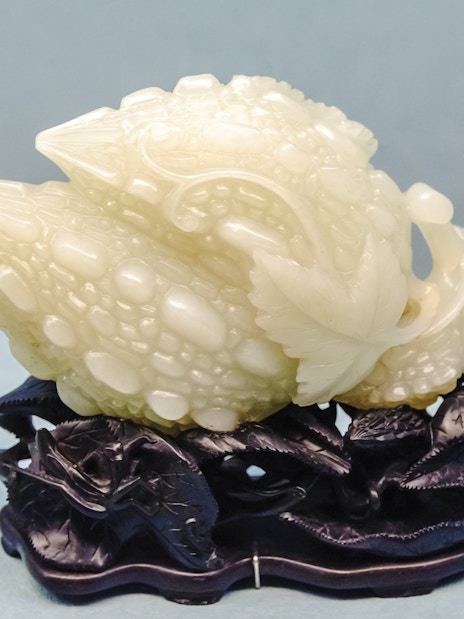 White jade cabbage carving displayed in Taiwan Palace Museum.