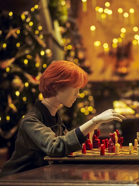 Mannequins playing wizard chess in the Great Hall, Christmas setting, Harry Potter Studio Tour Tokyo.