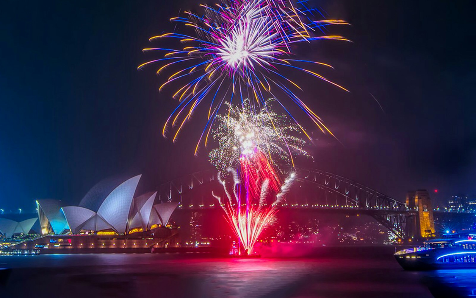 NYE cruise in Sydney with fireworks