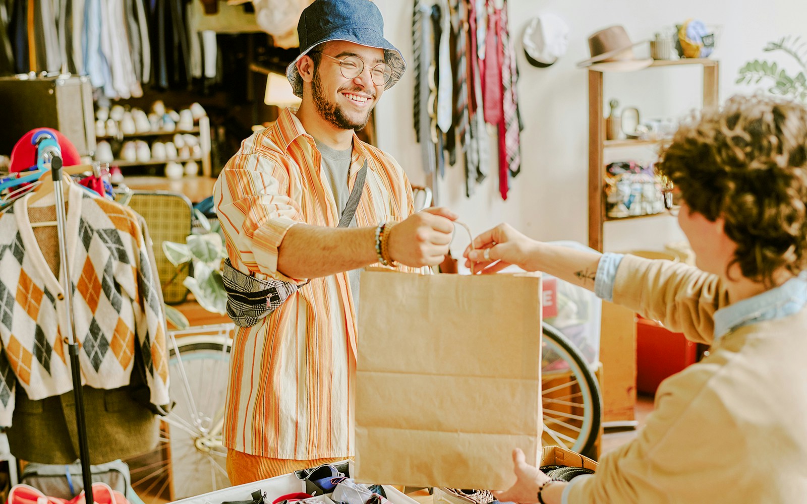 Person receiving a shopping bag at Lake Powell gift shop.