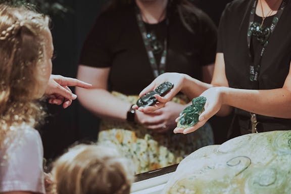 30-minute guided tour of jade carving rotorua-10