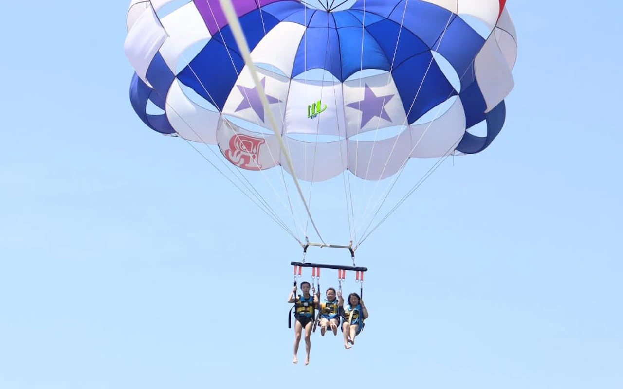 Parasailing-Erlebnis über dem Meer bei Nusa Dua inklusive Ausrüstung und Abholung vom Hotel — 3