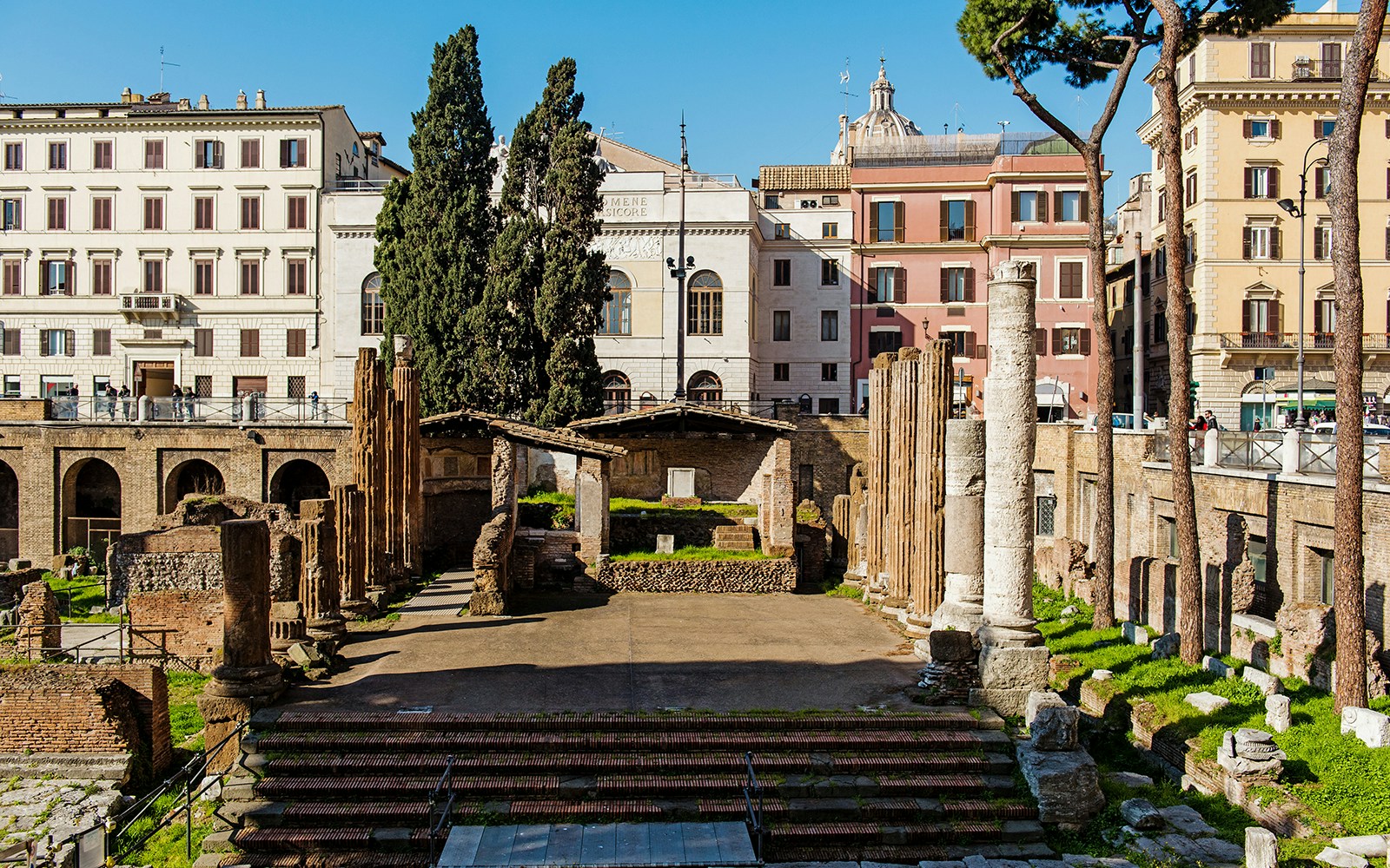 Explore the infamous Largo di Torre Argentina | Site of Julius Caesar's assassination
