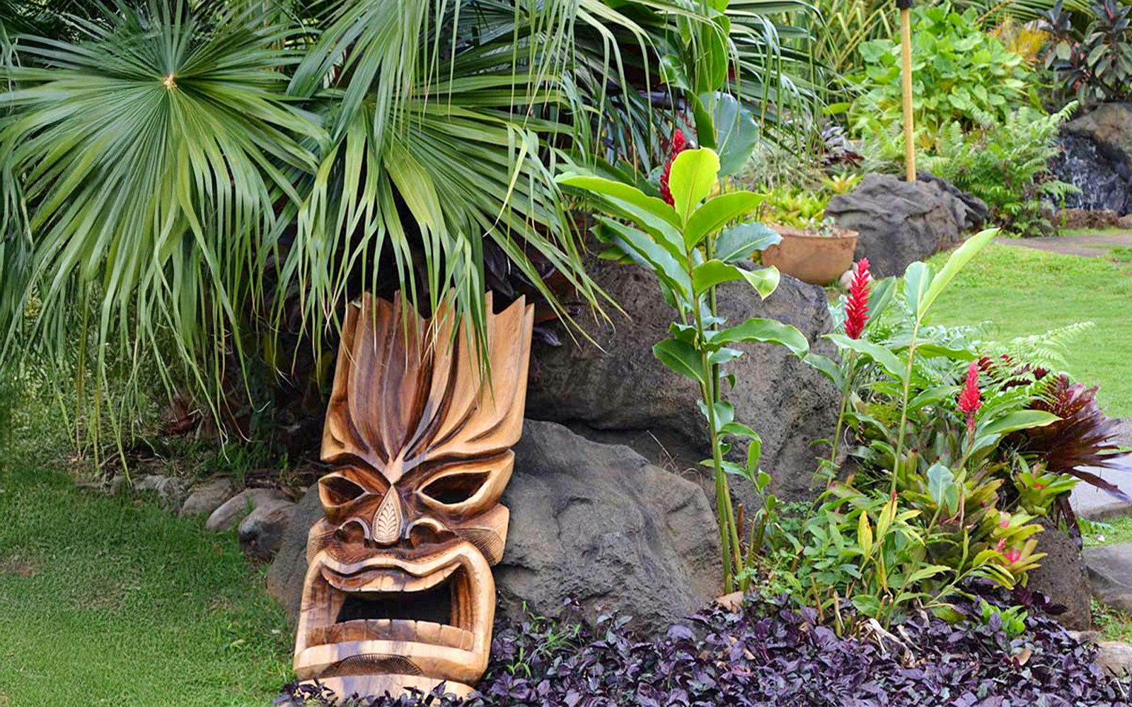 Exploration of the Kilohana Plantation grounds