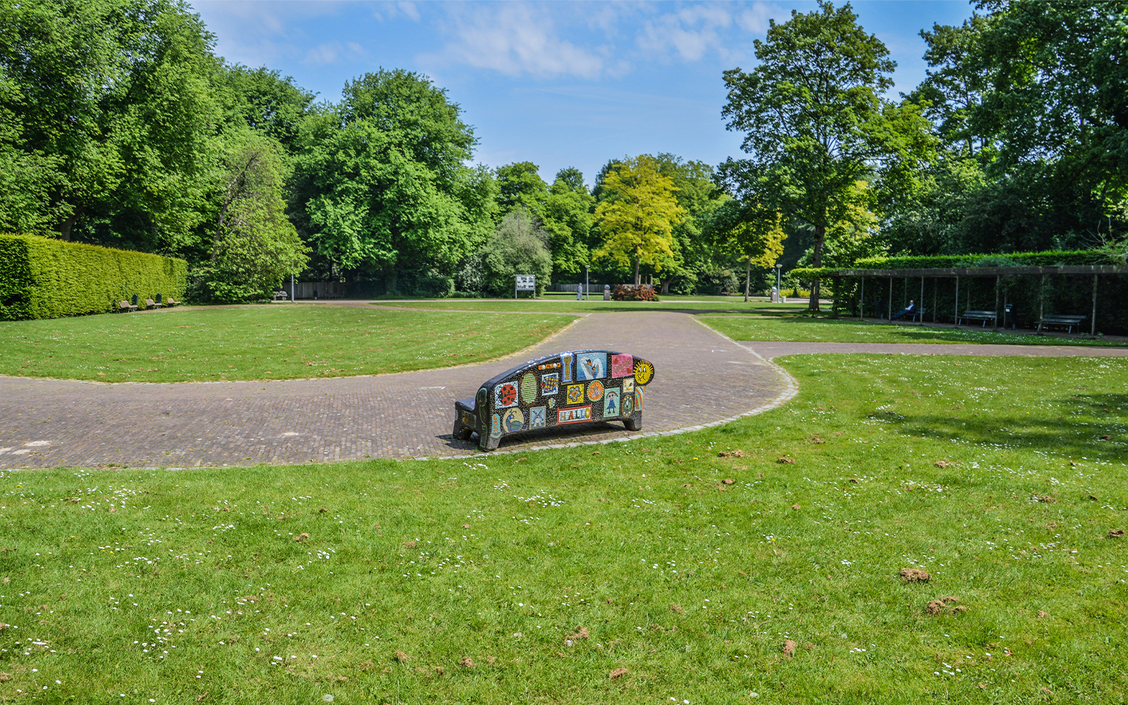 Amstelpark Amsterdam with vibrant tulips and lush greenery.
