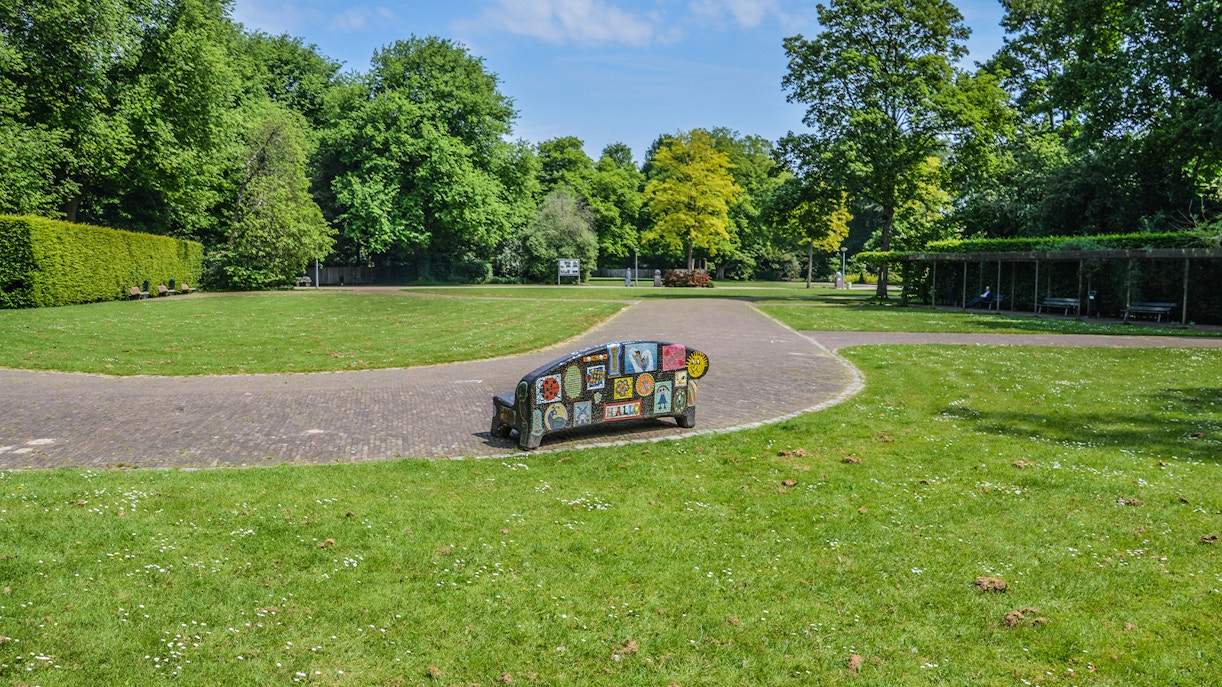 Amstelpark Amsterdam with vibrant tulips and lush greenery.
