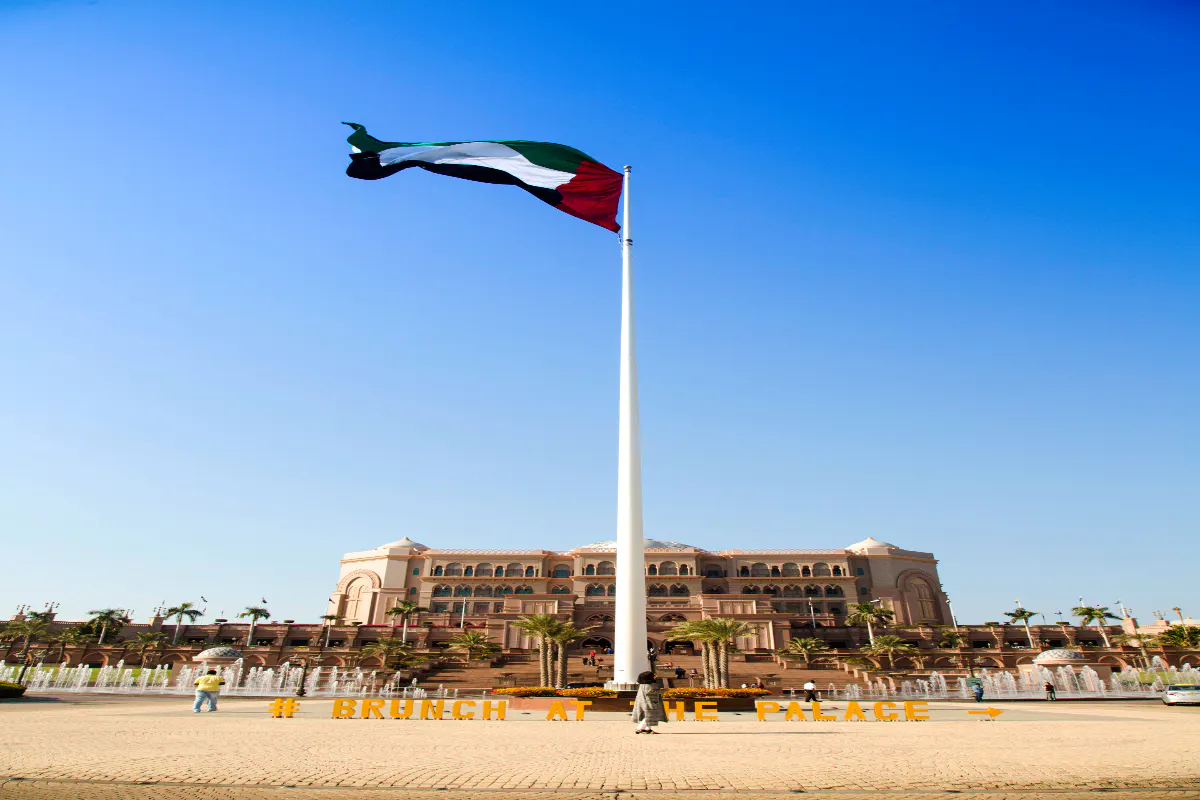 fra dubai: tur i abu dhabi med besøk til sheikh zayed-moskeen og souq-9