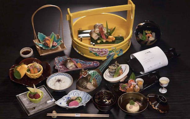 Kyoto kaiseki dining with assorted traditional dishes and decorative serving ware.