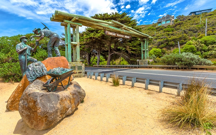 Memorial Arch at Eastern View on Great Ocean Road with worker statues.