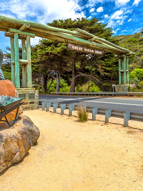 Memorial Arch at Eastern View on Great Ocean Road with worker statues.