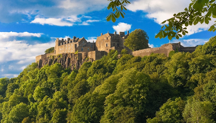 Tour group at Loch Lomond with Stirling Castle and Kelpies sculptures in Edinburgh.