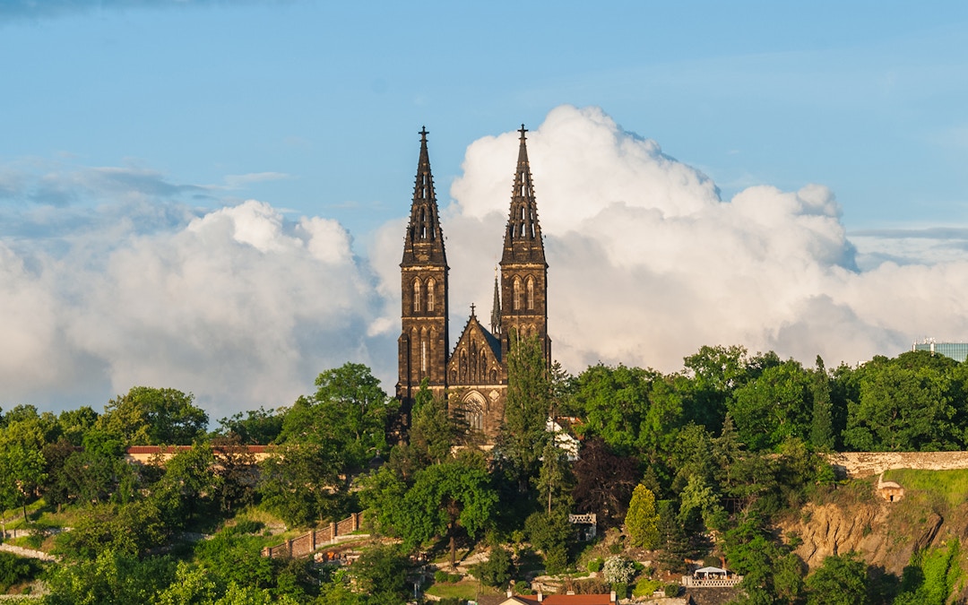 as torres gêmeas da Basílica de São Pedro e São Paulo em Vysehrad