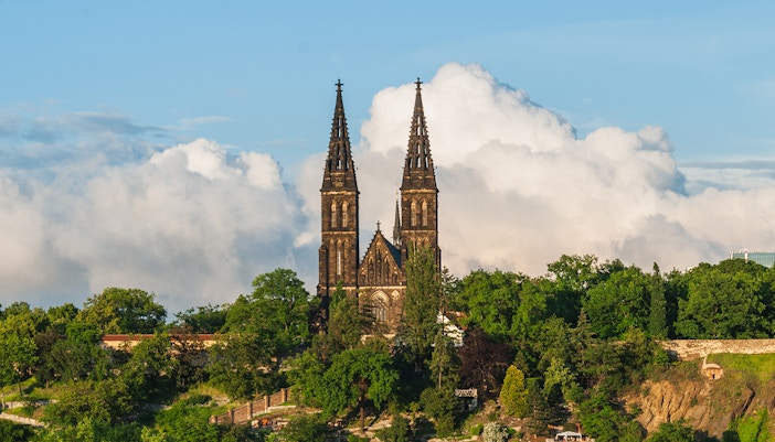 torres gêmeas da basílica de São Pedro e São Paulo em Vysehrad
