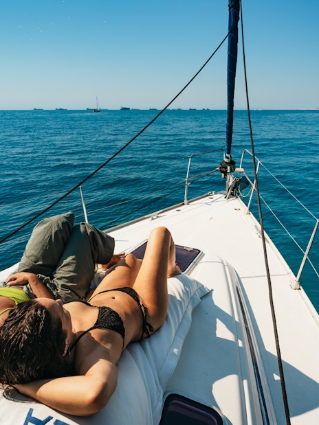 Friends relaxing on a yacht during a Barcelona sightseeing cruise.