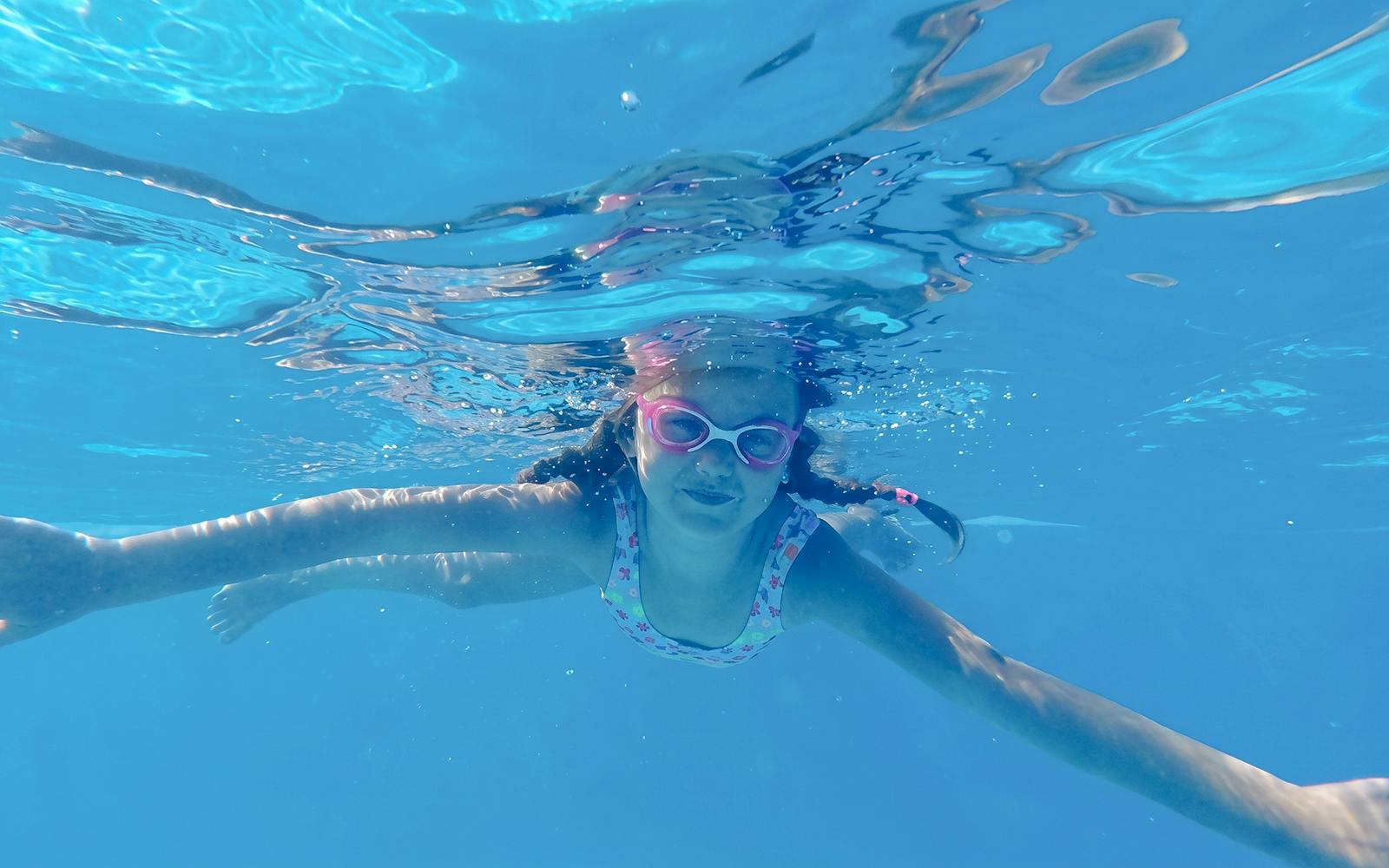Child swimming underwater at Aquasplash Antibes.