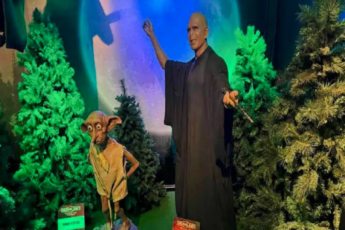 Wax figures of a wizard and elf in a forest scene at Foz do Iguaçu Wax Museum, Brazil.