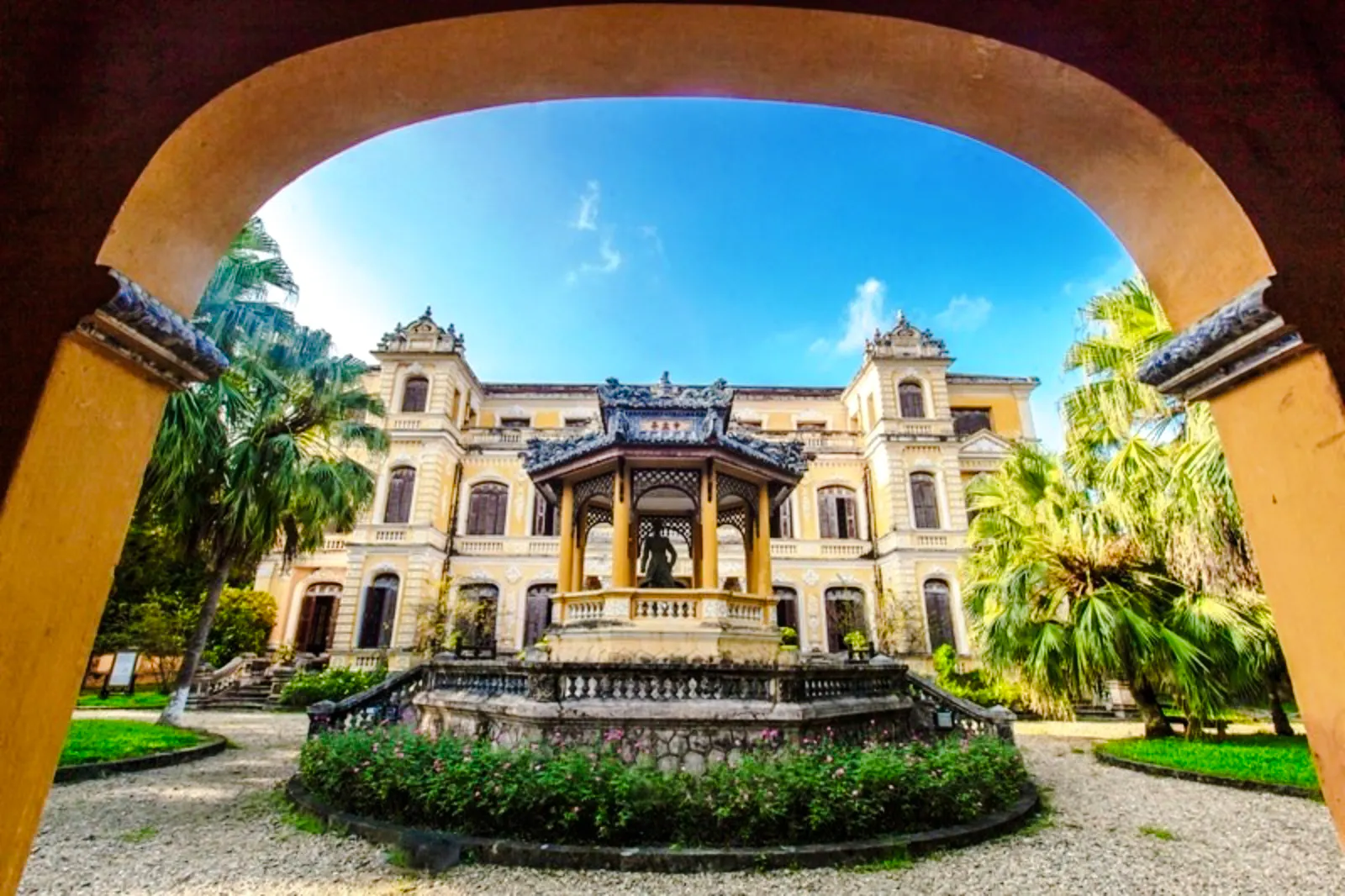 Hue Imperial City & An Dinh Palace Private Guided Tour with Sweet Soup Desserts Image 3