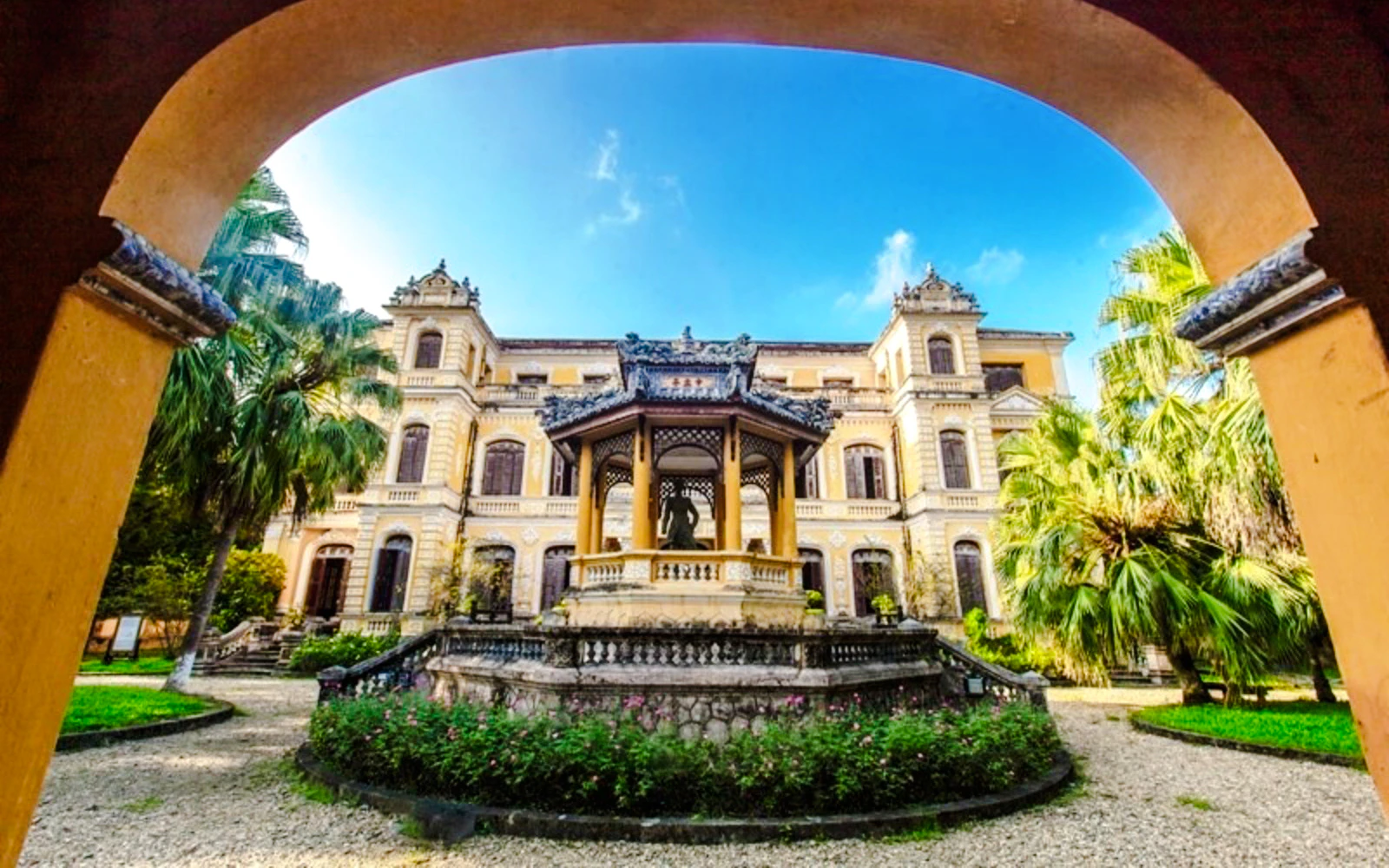Hue Imperial City & An Dinh Palace Private Guided Tour with Sweet Soup Desserts Image 3