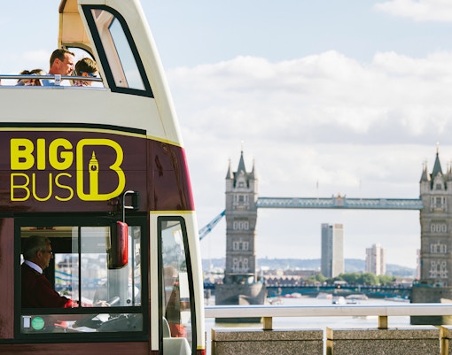Big Bus cerca del puente de la torre de Londres