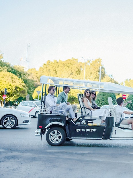 Electric tuk-tuk tour in Madrid with Fountain of Cibeles and Palacio de Cibeles in background.