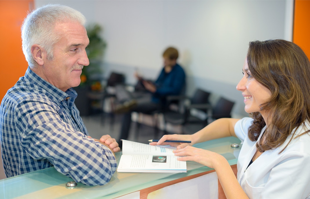 die Louvre-Pyramiden vor dem Louvre Museum