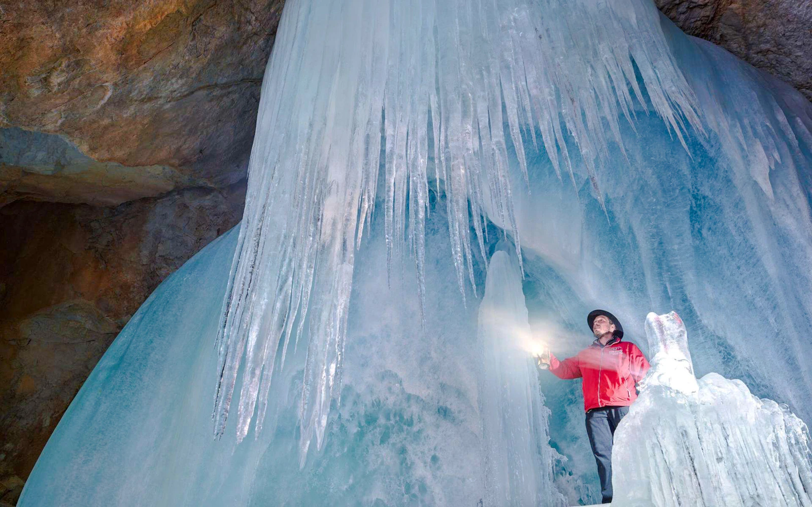 From Salzburg: Private Werfen Ice Caves & Hohenwerfen Castle Tour (Product 56193)
