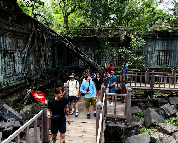 From Siem Reap: Koh Ker, Beng Mealea and Banteay Srei Day Trip with Lunch