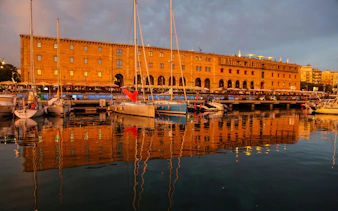 crucero al atardecer en velero en grupo pequeño con bebidas y tapas-8