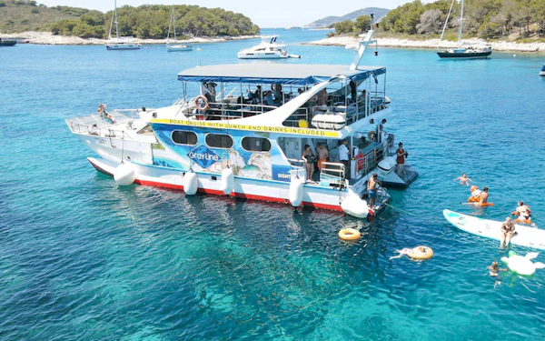 From Trogir: Hvar & 3 Islands Full-Day Boat Cruise with Lunch and Drinks