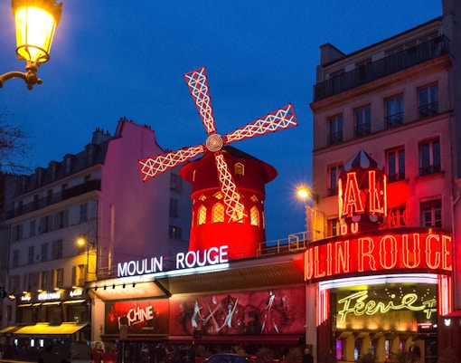 Spettacolo di cabaret al Moulin Rouge di Parigi con l'iconico mulino rosso
