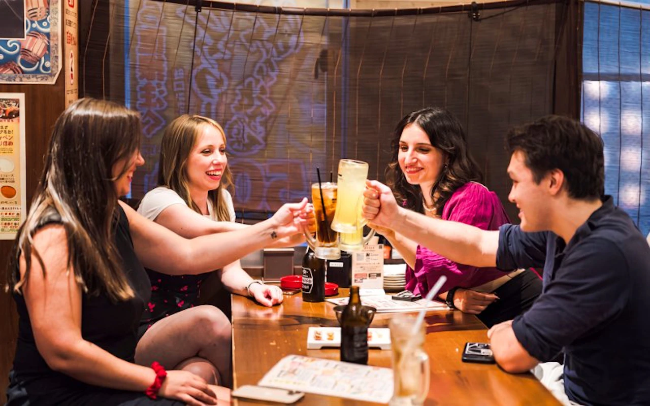 Tour a pie por los izakayas de Shinjuku con 14 degustaciones y bebidas — 3