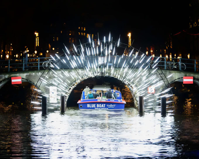 Amsterdam Light Festival: 90-min Extended Traditional Cruise with Optional Wine & Snackbox