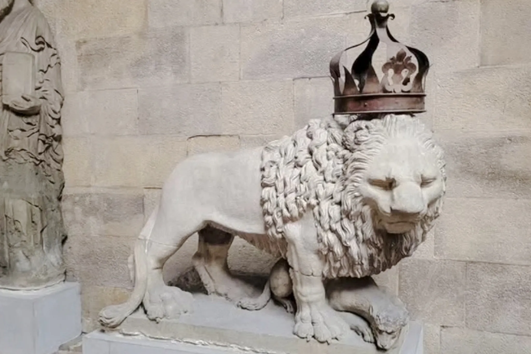 Lion statue with a crown at Palazzo Vecchio, part of the Medici Power Story tour in Rome.