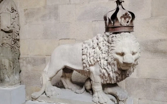 Lion statue with a crown at Palazzo Vecchio, part of the Medici Power Story tour in Rome.