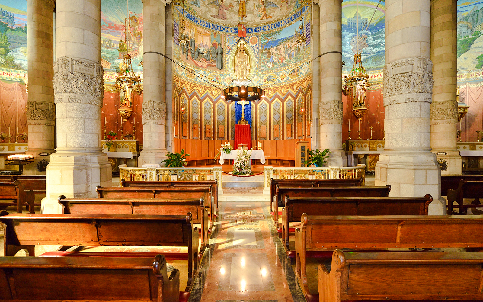 Interior of Temple of the Sacred Heart of Jesus, featuring ornate altar and pews.