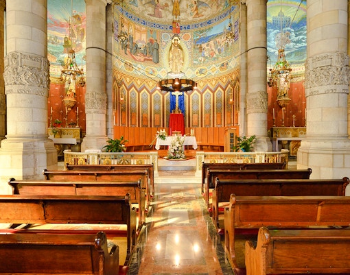 Interior of Temple of the Sacred Heart of Jesus, featuring ornate altar and pews.